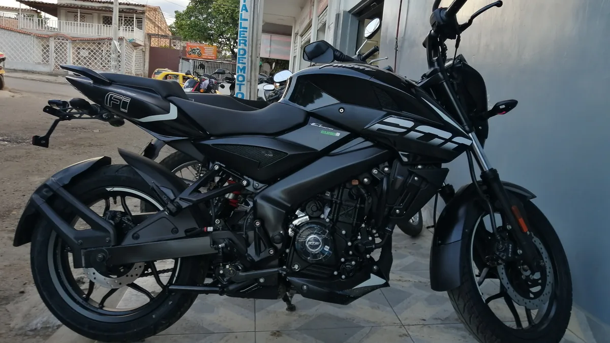 लाल रंग की Bajaj Pulsar NS200 (प्रतीकात्मक तस्वीर)