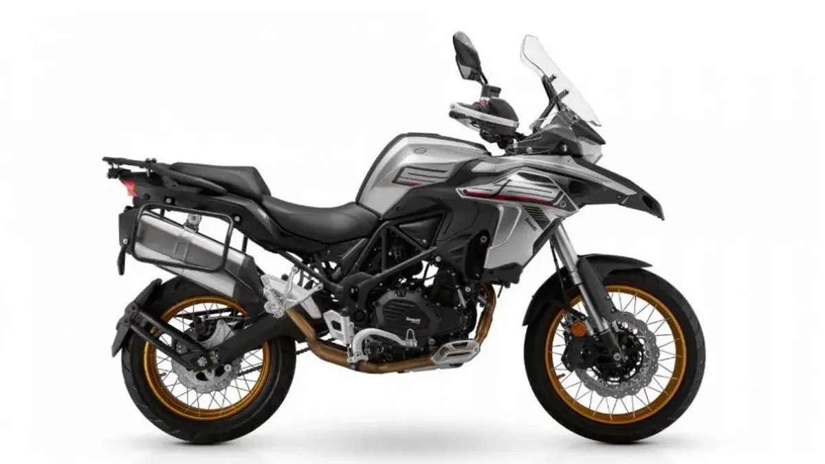 सफ़ेद और काले रंग की Benelli TRK 552X का साइड प्रोफ़ाइल (प्रतीकात्मक तस्वीर)
