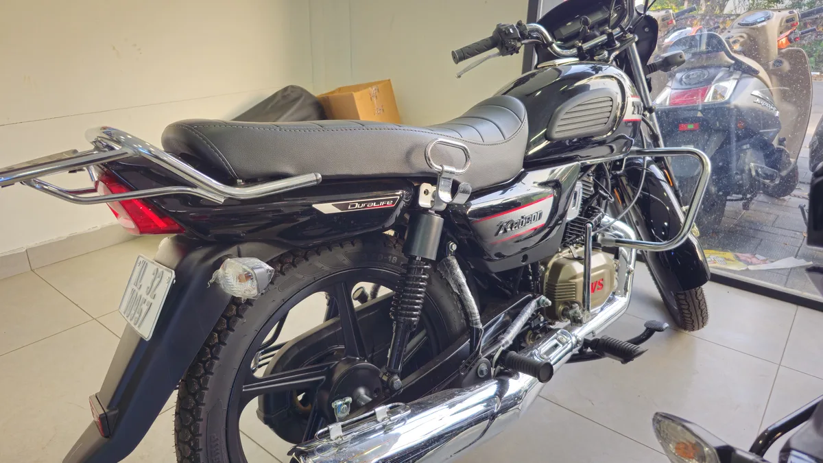 शोरूम में खड़ी TVS Radeon बाइक