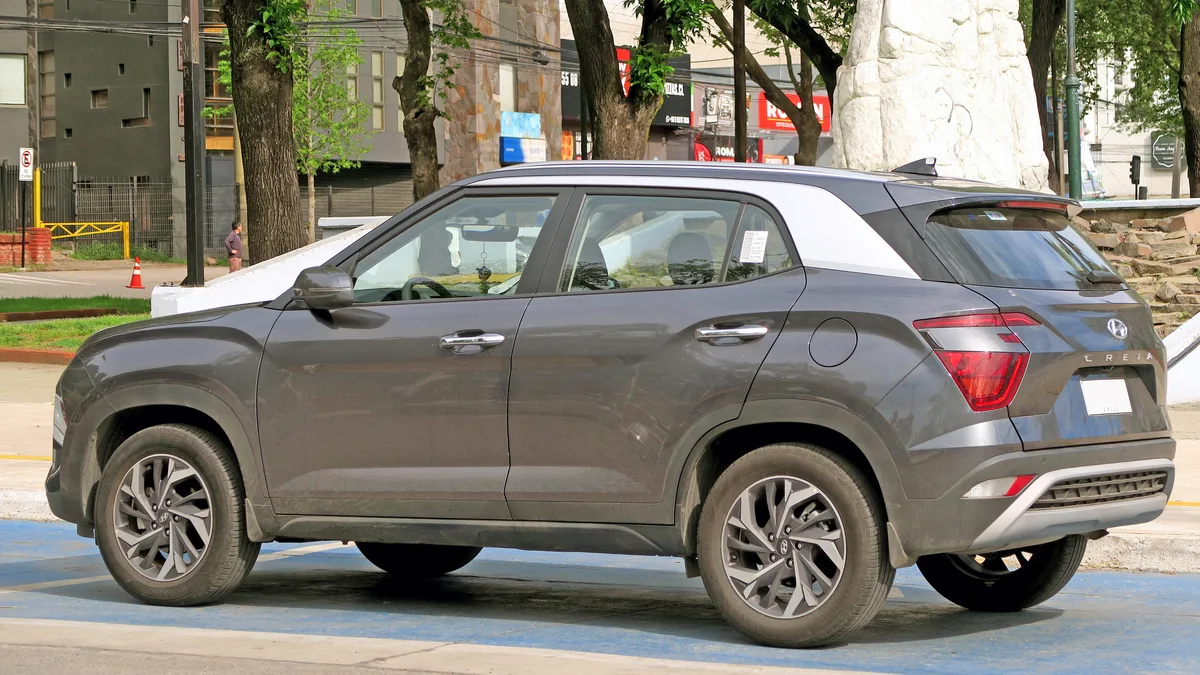 सड़क किनारे खड़ी Hyundai Creta का साइड व्यू (प्रतीकात्मक तस्वीर)