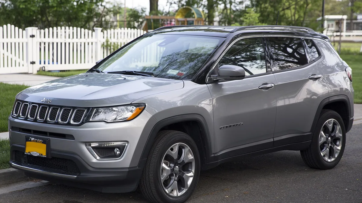 सफ़ेद रंग की Jeep Compass Sport (प्रतीकात्मक तस्वीर)