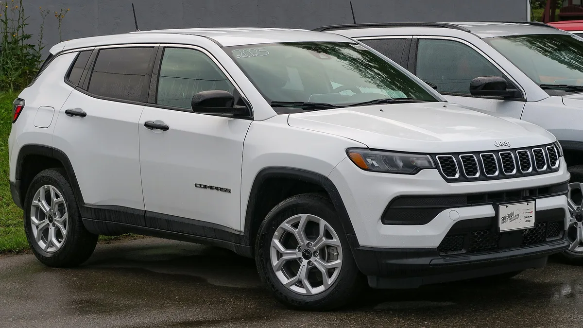 ₹21.99 लाख में Jeep Compass का सबसे सस्ता ऑटोमैटिक: Sport ट्रिम में पहली बार 9-स्पीड AT, डिलीवरी नवंबर से