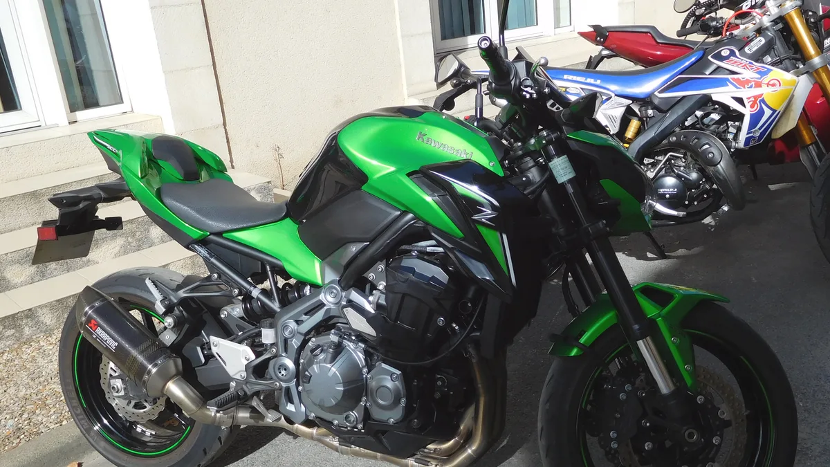 हरी रंग की Kawasaki Z900 सड़क किनारे खड़ी (प्रतीकात्मक तस्वीर)