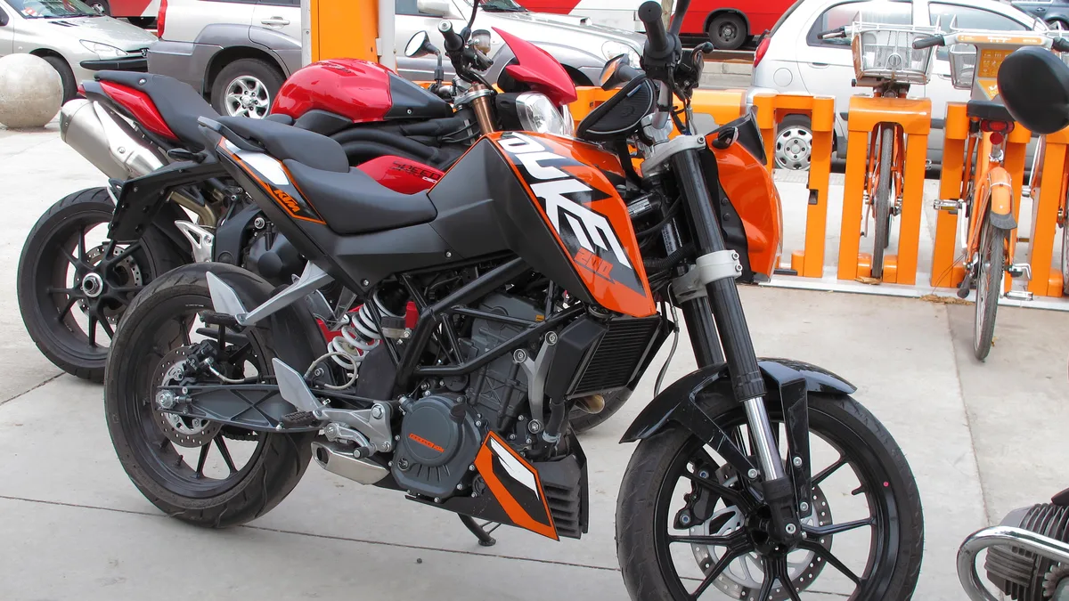 सड़क पर खड़ी KTM 200 Duke (प्रतीकात्मक तस्वीर)