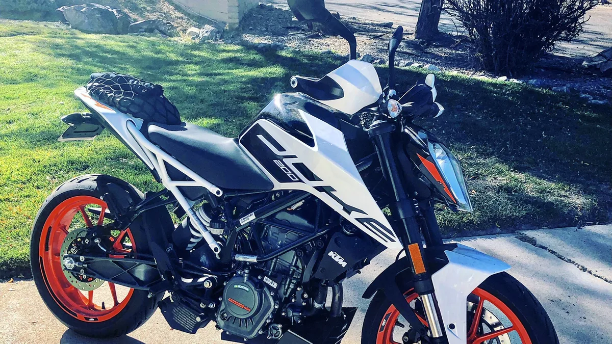 सफ़ेद रंग की KTM 200 Duke (प्रतीकात्मक तस्वीर)