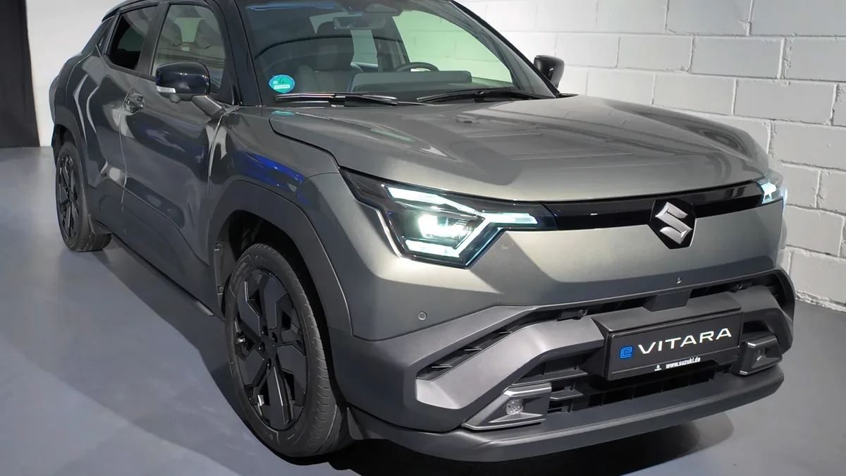 सड़क पर खड़ी Suzuki e Vitara इलेक्ट्रिक SUV