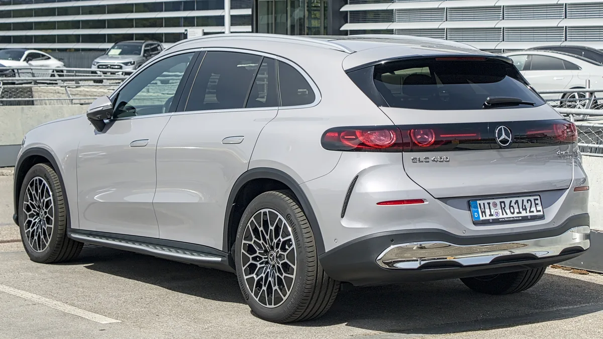 स्टटगार्ट में चार्जिंग के दौरान नई Mercedes Electric GLC