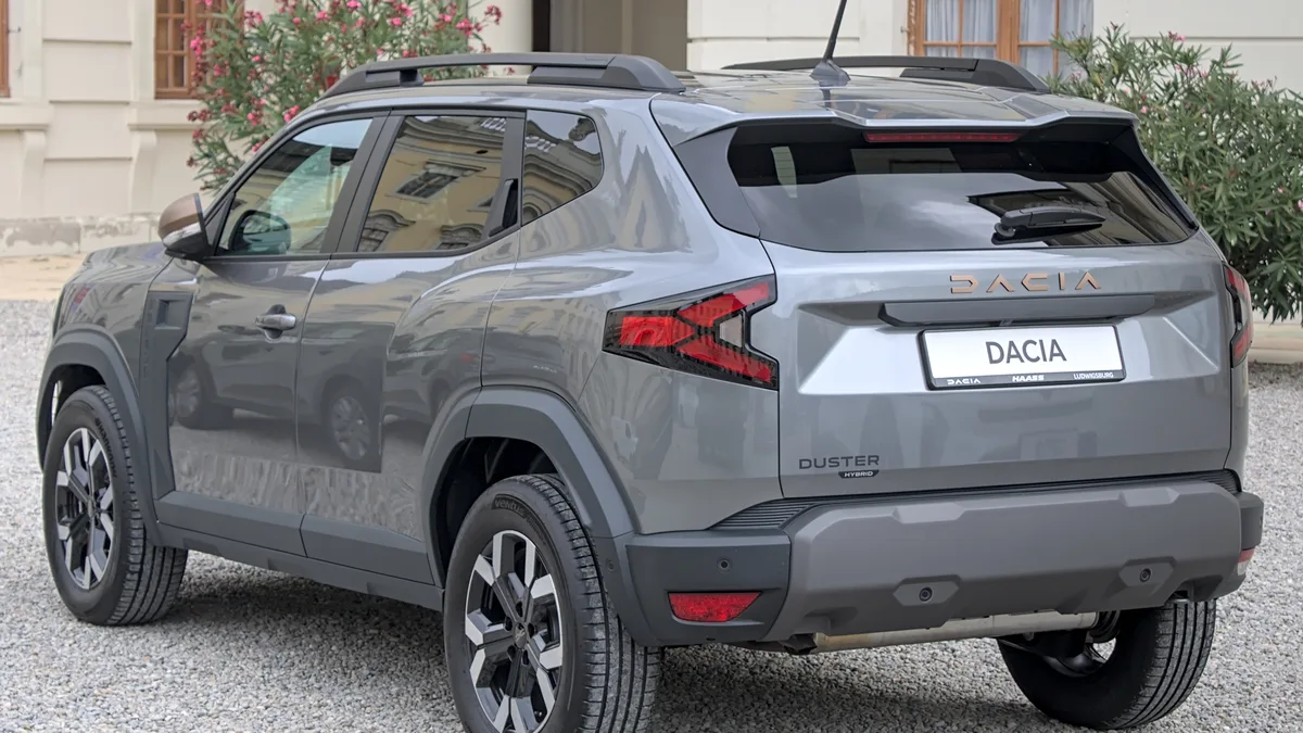 2024 की Duster हाइब्रिड — भारत में यही गाड़ी Renault बैज के साथ बिकती है (प्रतीकात्मक तस्वीर)