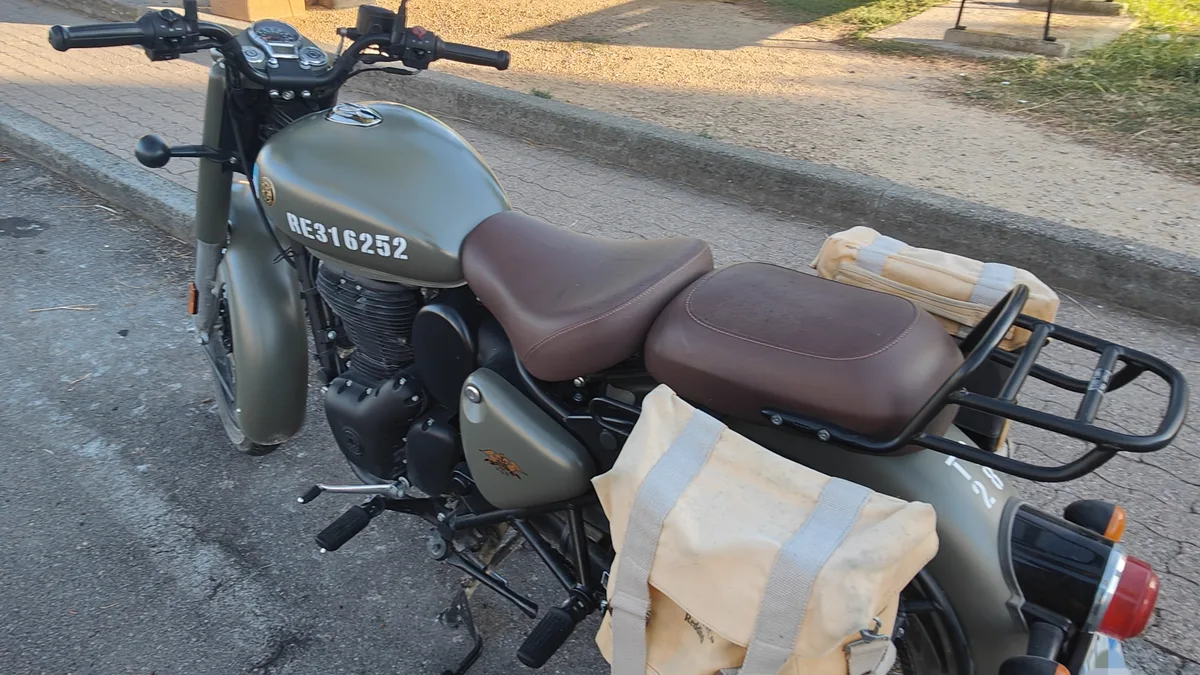 रेट्रो स्टाइल वाली Royal Enfield Classic बाइक (प्रतीकात्मक तस्वीर)