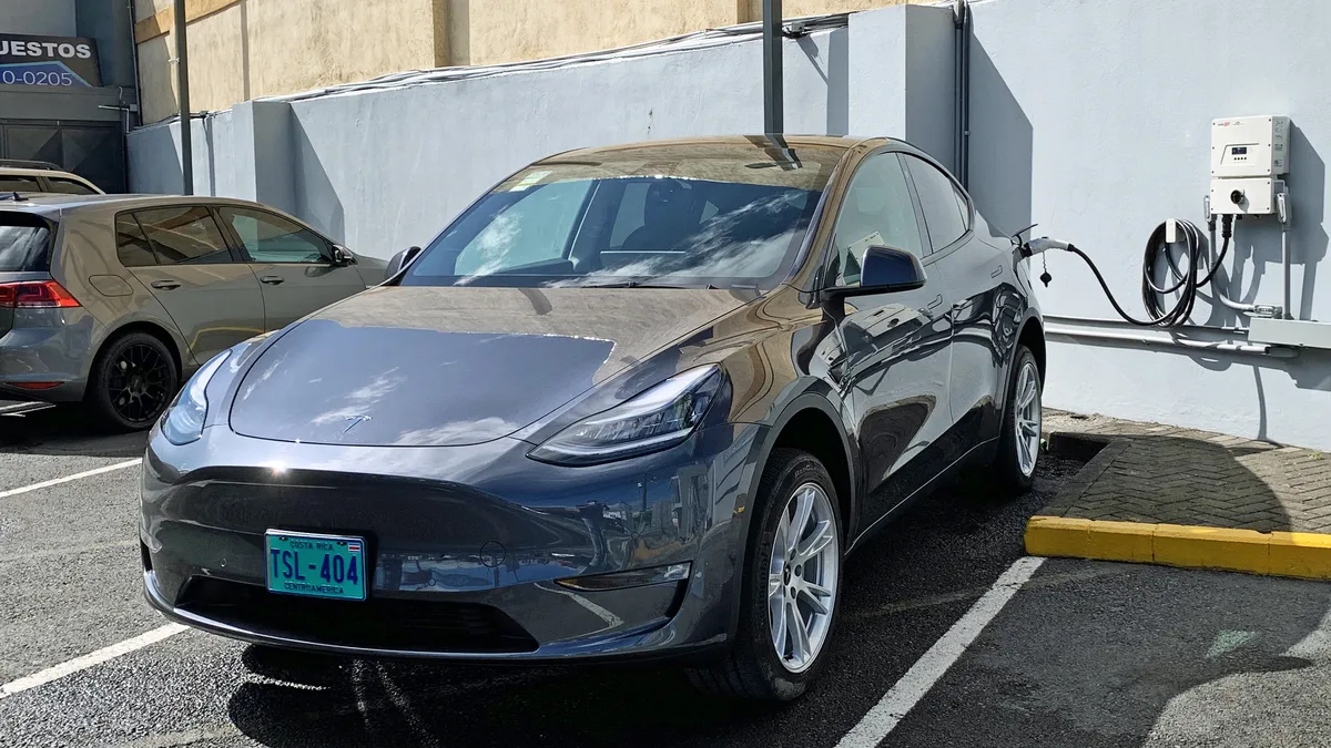 Tesla Model Y सड़क पर (प्रतीकात्मक तस्वीर)